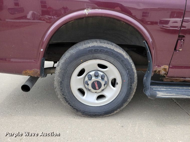 image for item DZ7119 2004 GMC Savana 2500 van