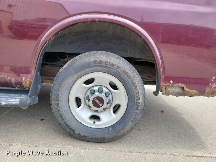 image for item DZ7119 2004 GMC Savana 2500 van