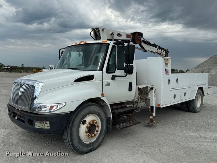 image for item EA2341 2003 International 4300 utility / service truck