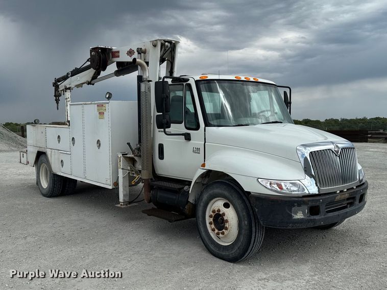 image for item EA2341 2003 International 4300 utility / service truck