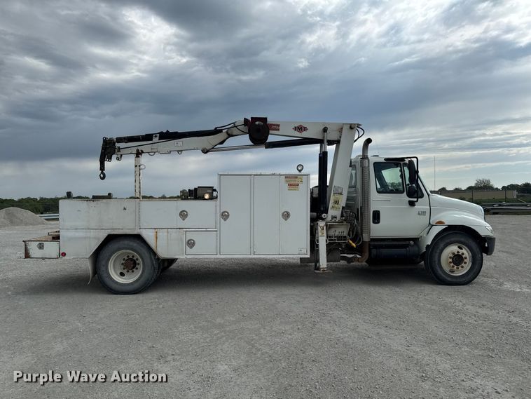 image for item EA2341 2003 International 4300 utility / service truck