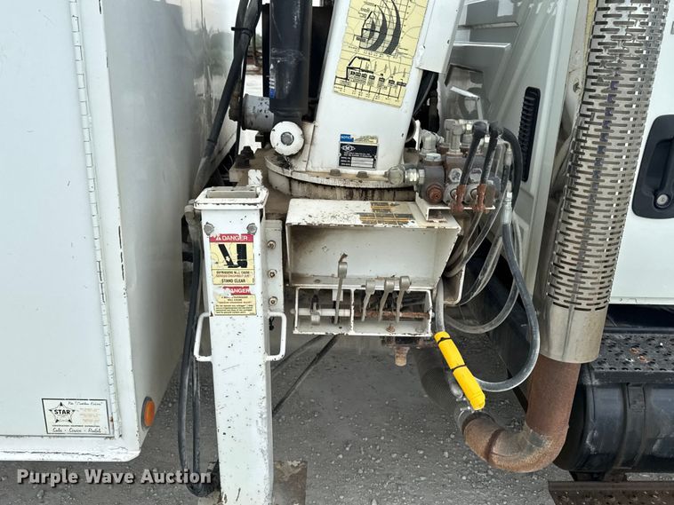 image for item EA2341 2003 International 4300 utility / service truck