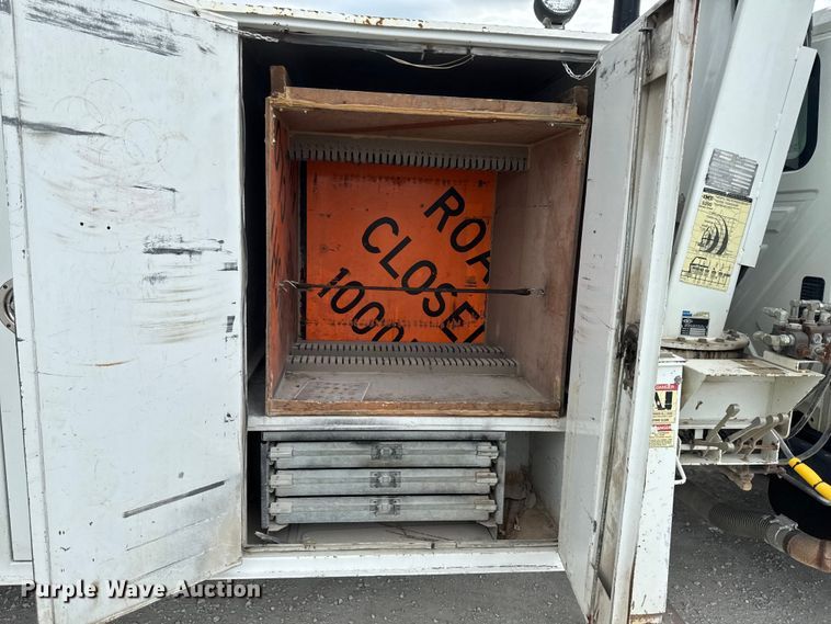 image for item EA2341 2003 International 4300 utility / service truck