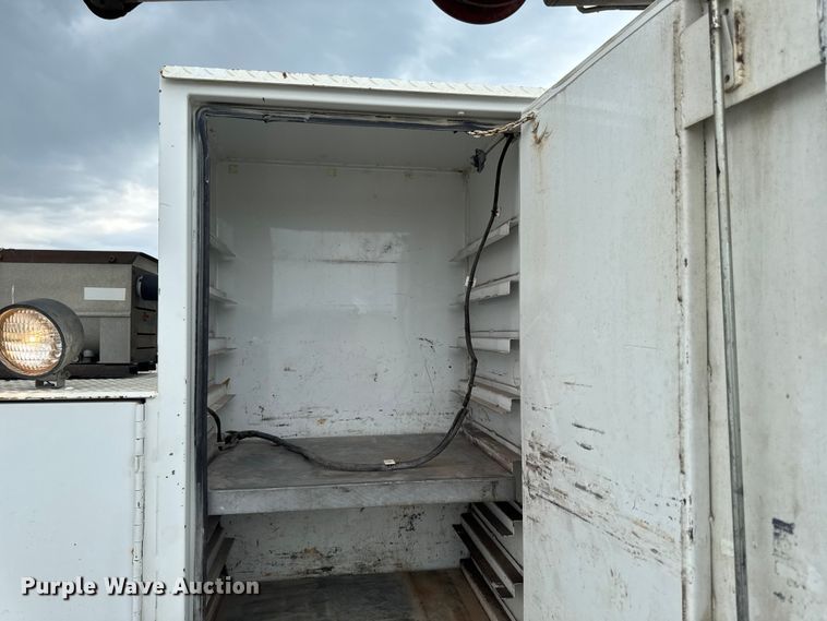 image for item EA2341 2003 International 4300 utility / service truck