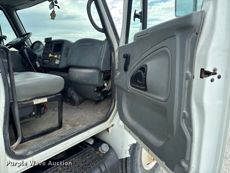 image for item EA2341 2003 International 4300 utility / service truck
