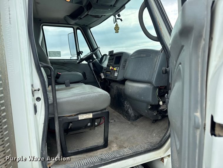 image for item EA2341 2003 International 4300 utility / service truck