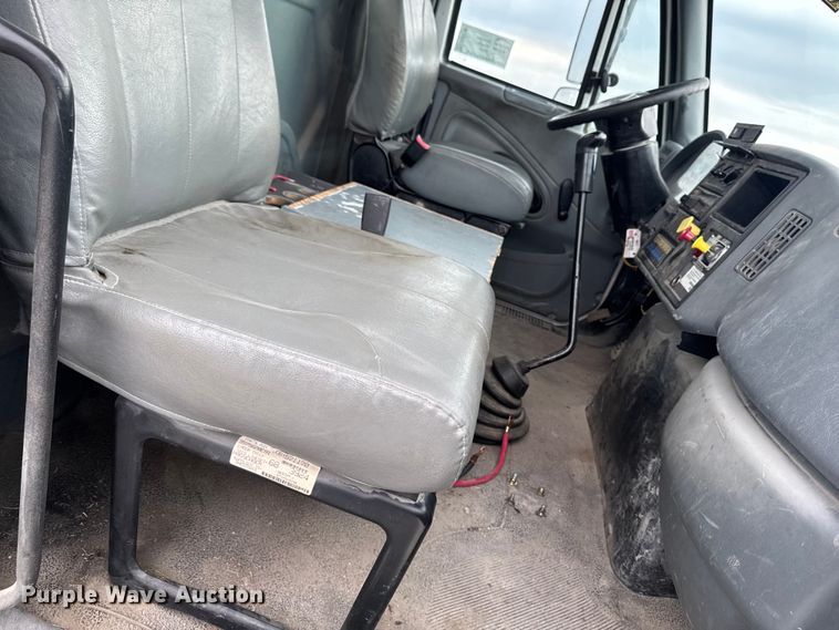 image for item EA2341 2003 International 4300 utility / service truck