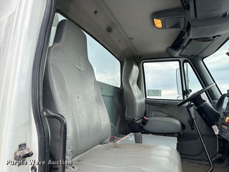 image for item EA2341 2003 International 4300 utility / service truck