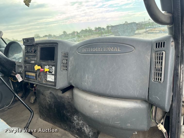 image for item EA2341 2003 International 4300 utility / service truck