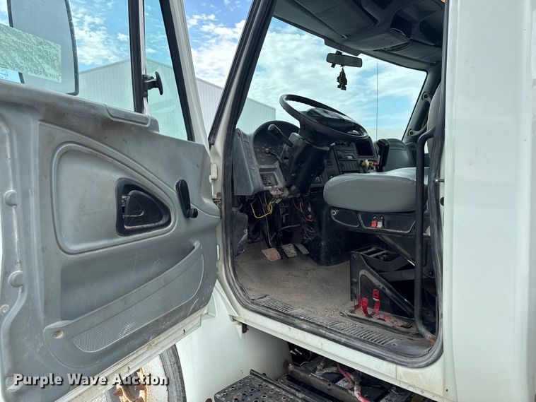 image for item EA2341 2003 International 4300 utility / service truck