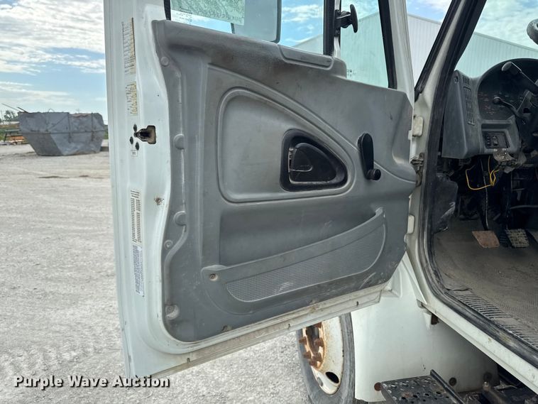 image for item EA2341 2003 International 4300 utility / service truck