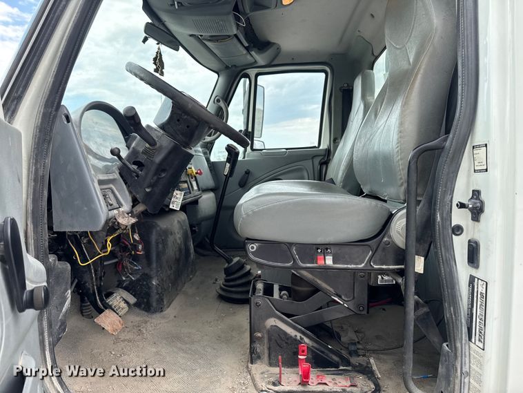 image for item EA2341 2003 International 4300 utility / service truck