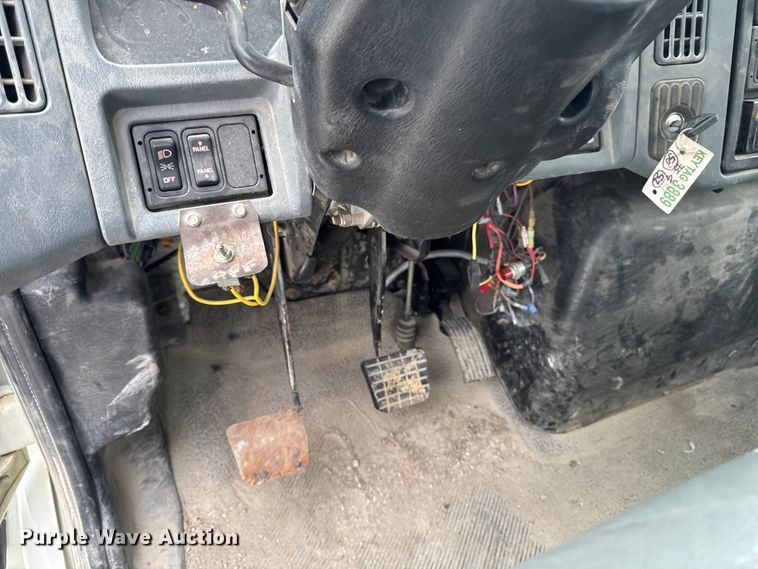 image for item EA2341 2003 International 4300 utility / service truck
