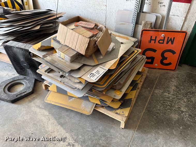 image for item EA2347 Approximately 100 road signs