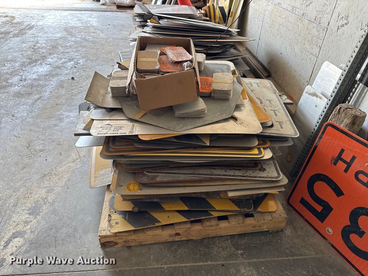 image for item EA2347 Approximately 100 road signs