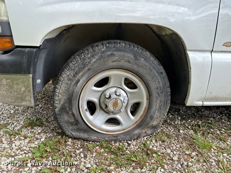 image for item EA2355 1999 Chevrolet Silverado 1500 pickup truck