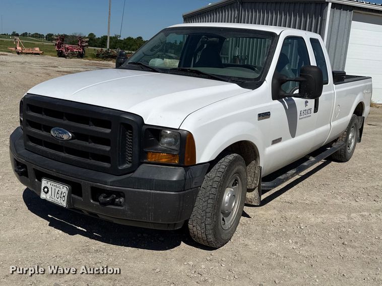 image for item EC4600 2006 Ford F250 Super Duty Ext. Cab pickup truck
