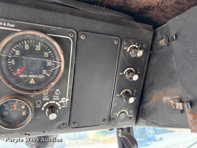 image for item EC4602 Gleaner K2 combine