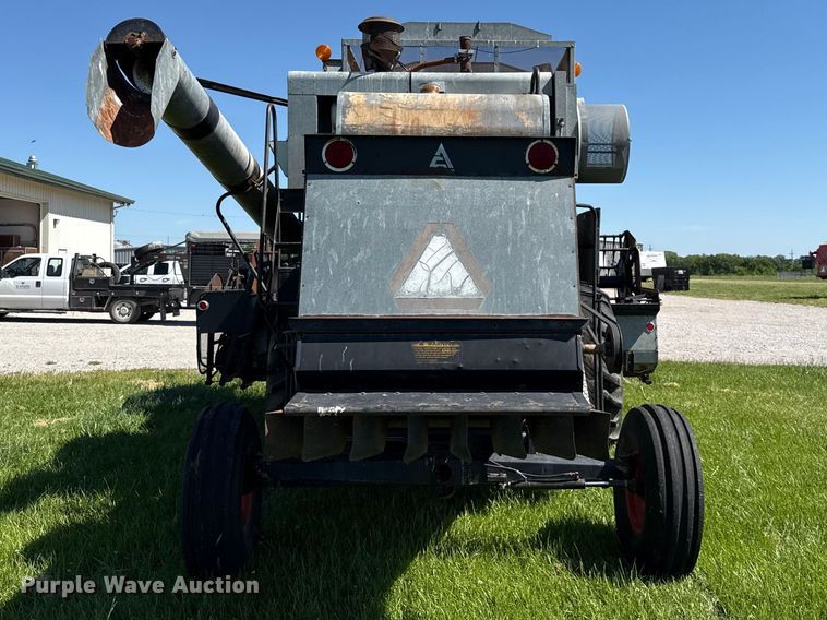 image for item EC4605 Gleaner F2 combine