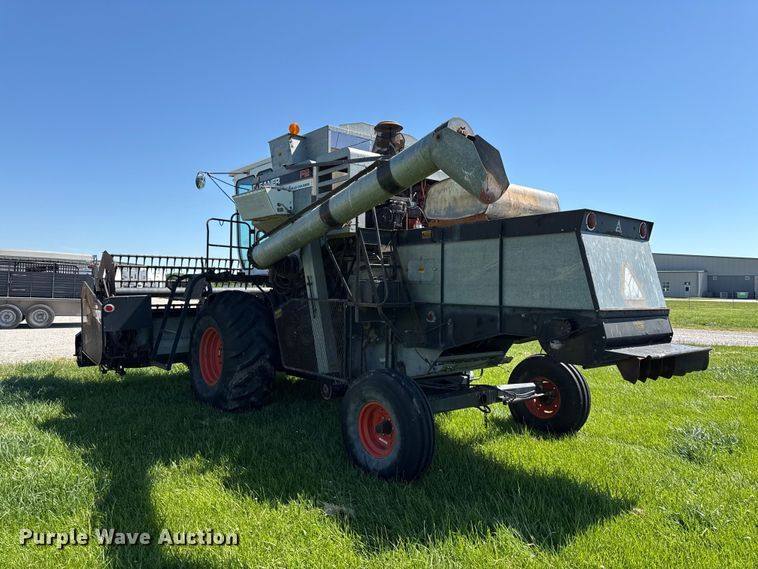 image for item EC4605 Gleaner F2 combine