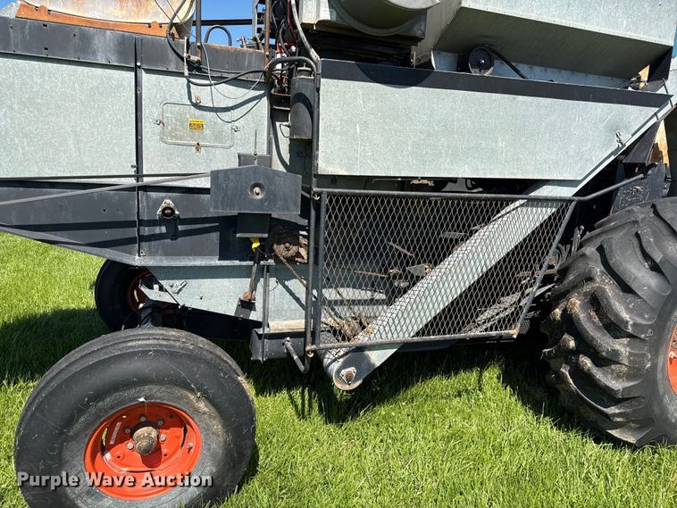 image for item EC4605 Gleaner F2 combine