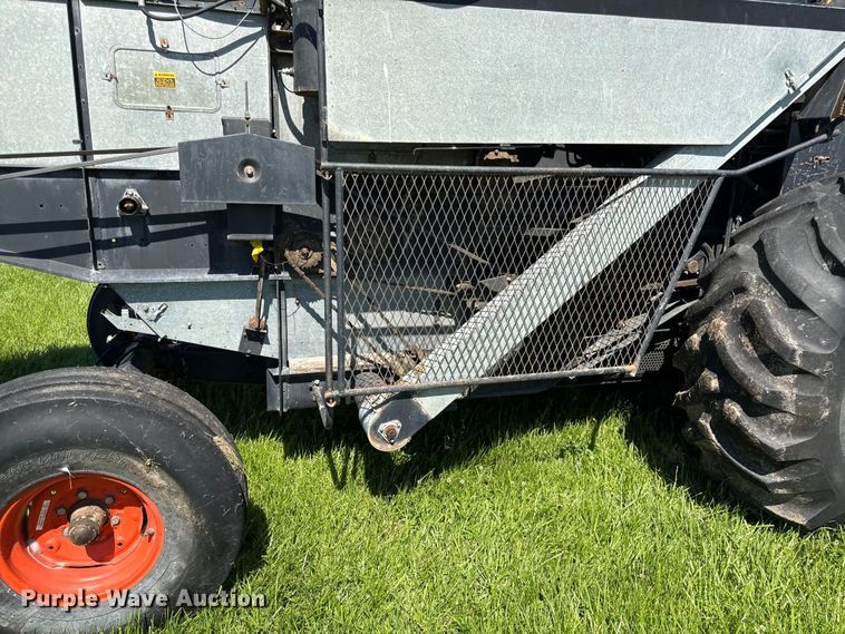 image for item EC4605 Gleaner F2 combine
