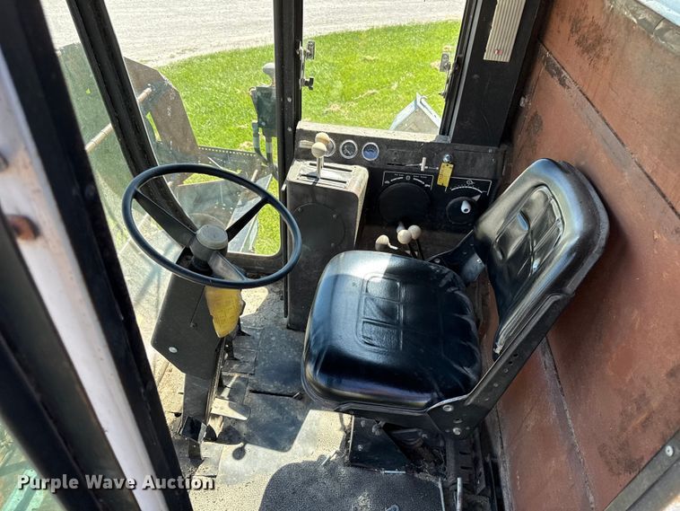 image for item EC4605 Gleaner F2 combine