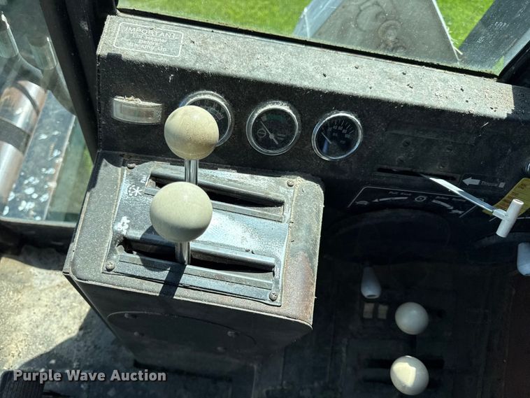 image for item EC4605 Gleaner F2 combine