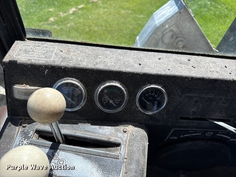 image for item EC4605 Gleaner F2 combine