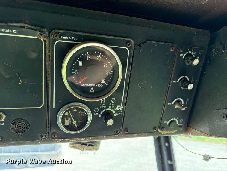 image for item EC4605 Gleaner F2 combine