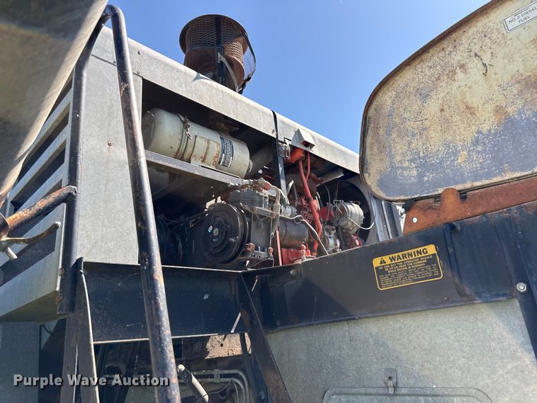 image for item EC4605 Gleaner F2 combine