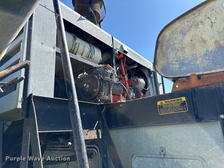 image for item EC4605 Gleaner F2 combine