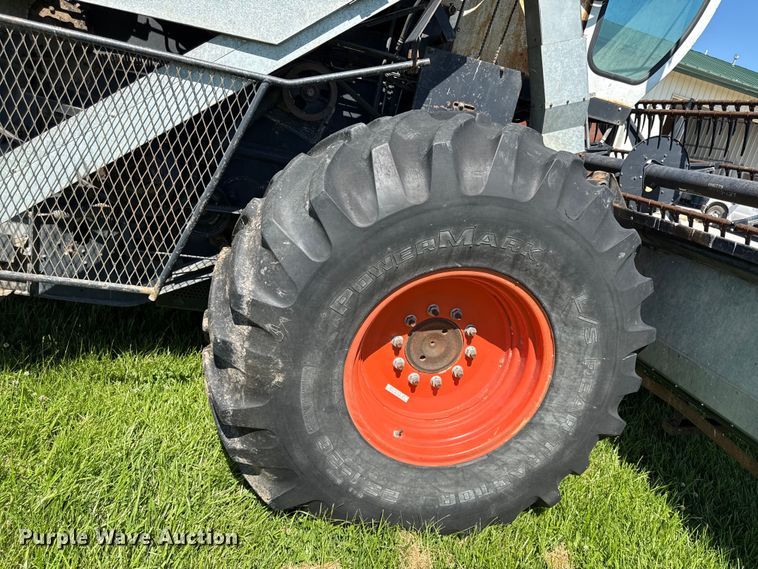 image for item EC4605 Gleaner F2 combine