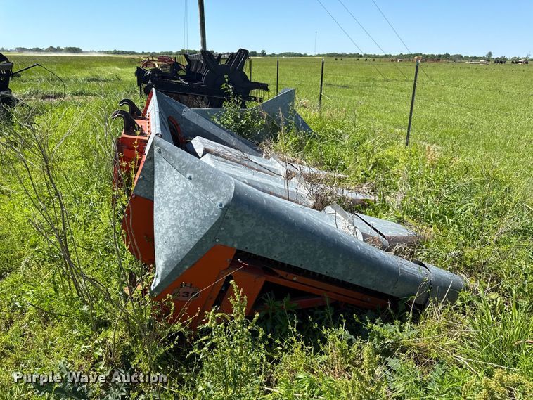 image for item EC4607 Gleaner corn head