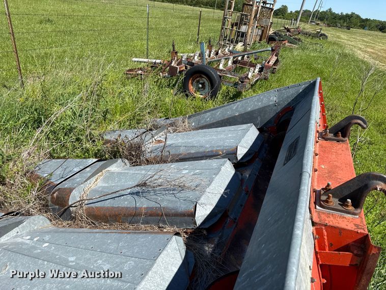 image for item EC4607 Gleaner corn head