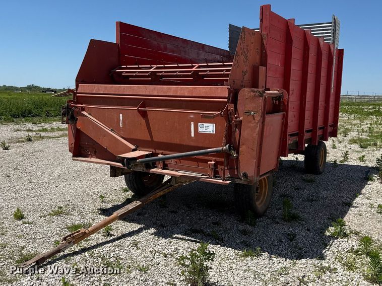 image for item EC4609 Gehl BU810 silage wagon