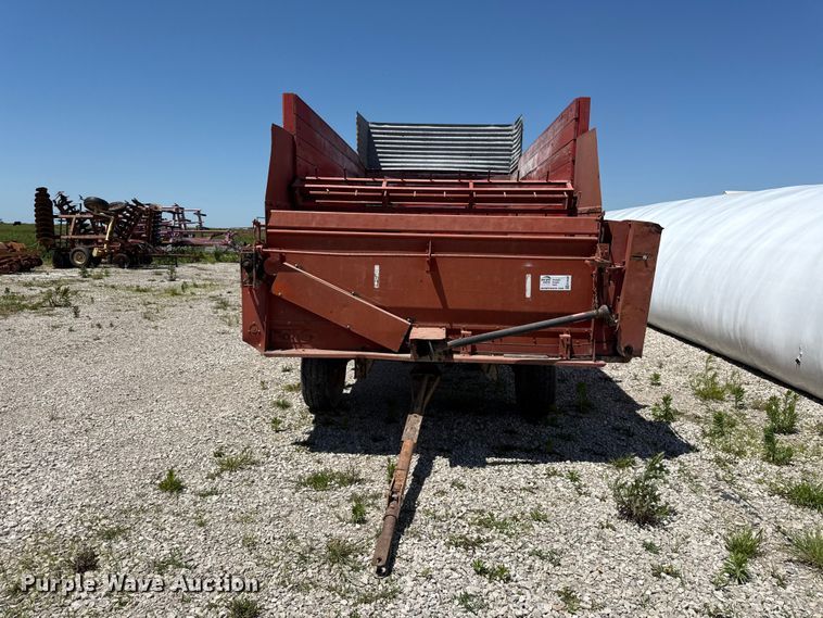 image for item EC4609 Gehl BU810 silage wagon