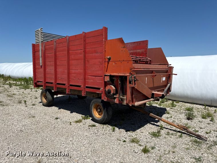 image for item EC4609 Gehl BU810 silage wagon