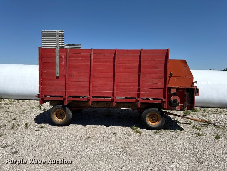 image for item EC4609 Gehl BU810 silage wagon