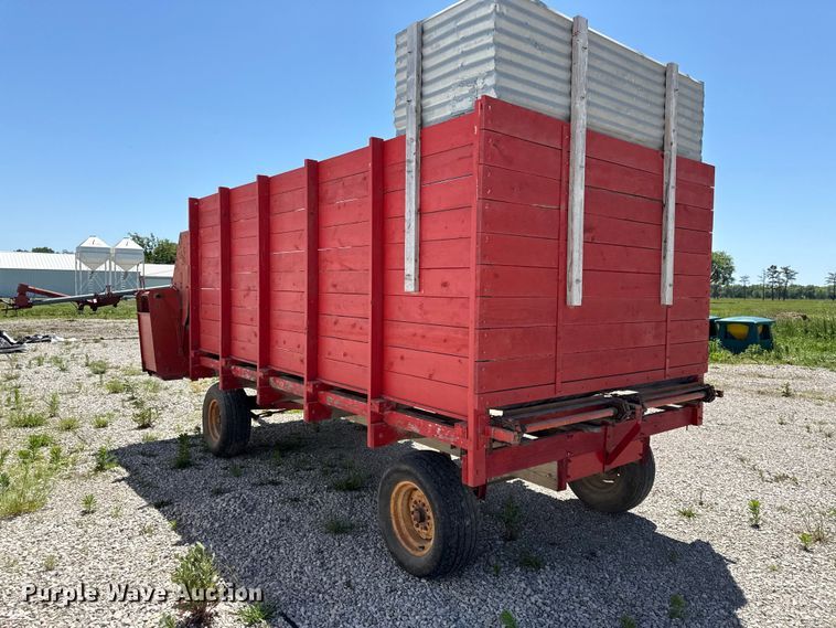 image for item EC4609 Gehl BU810 silage wagon
