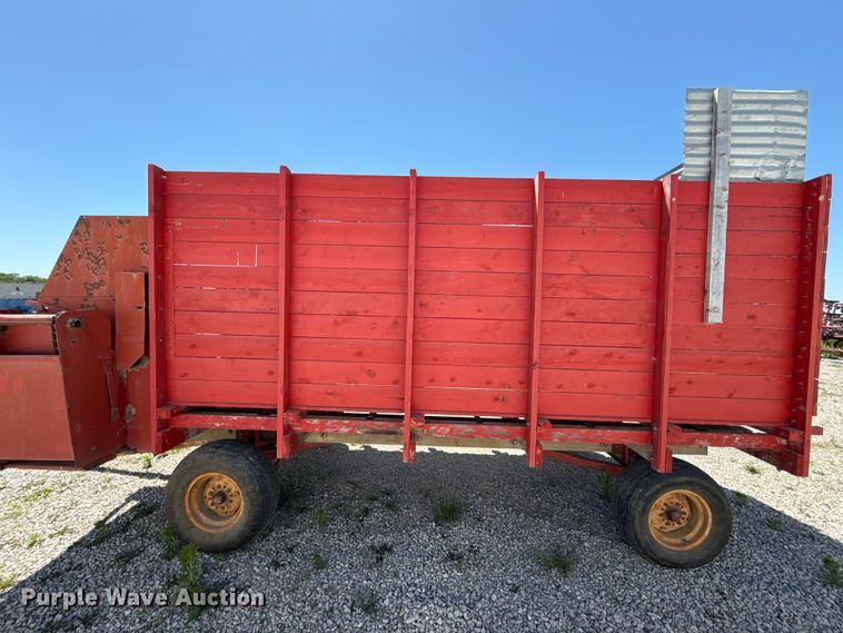 image for item EC4609 Gehl BU810 silage wagon