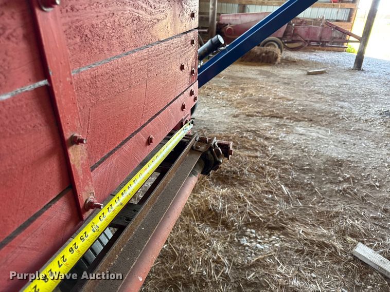 image for item EC4609 Gehl BU810 silage wagon