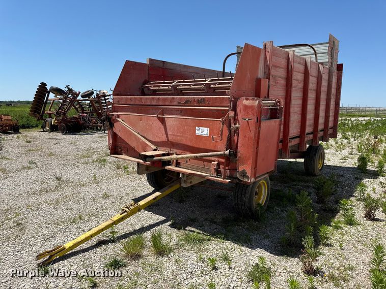 image for item EC4610 Gehl BU810 silage wagon