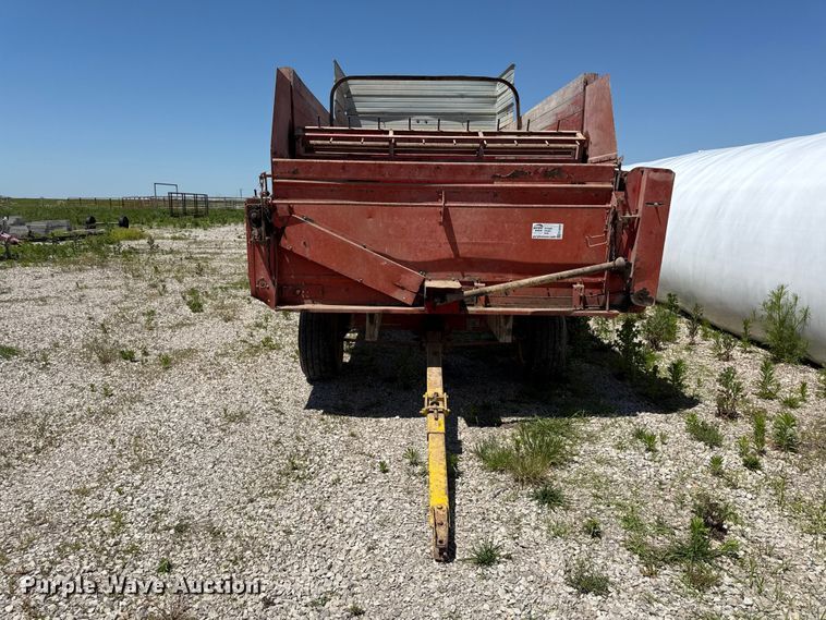 image for item EC4610 Gehl BU810 silage wagon