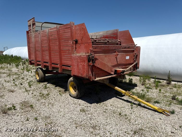 image for item EC4610 Gehl BU810 silage wagon