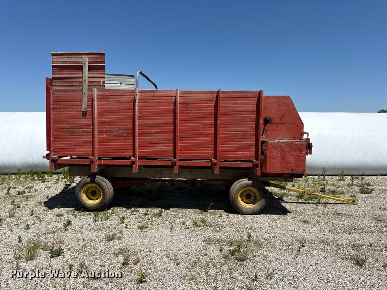 image for item EC4610 Gehl BU810 silage wagon