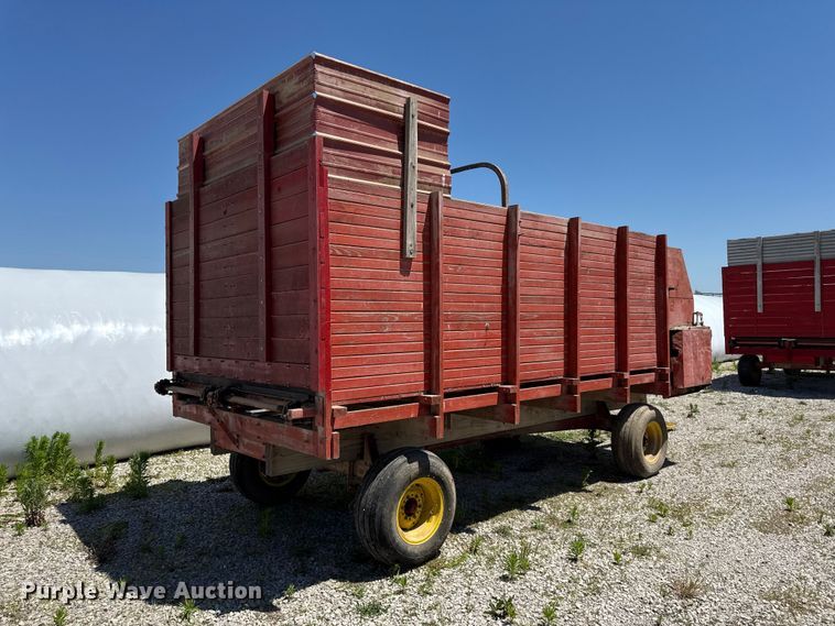 image for item EC4610 Gehl BU810 silage wagon