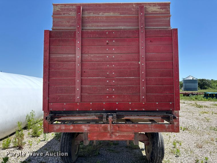 image for item EC4610 Gehl BU810 silage wagon