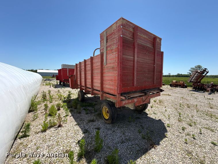 image for item EC4610 Gehl BU810 silage wagon