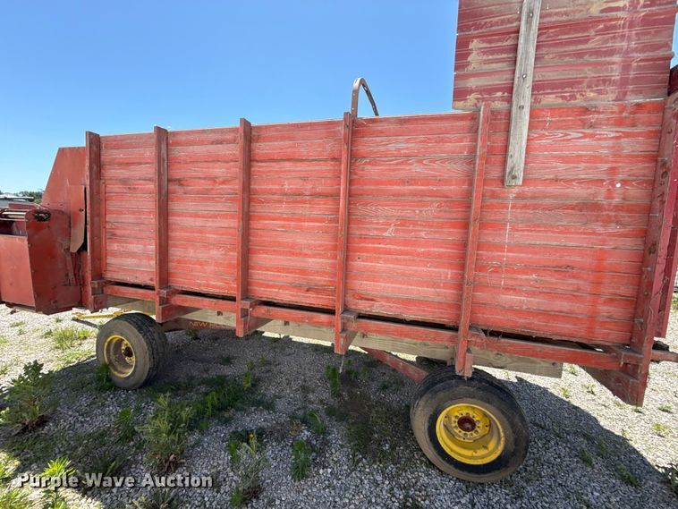 image for item EC4610 Gehl BU810 silage wagon